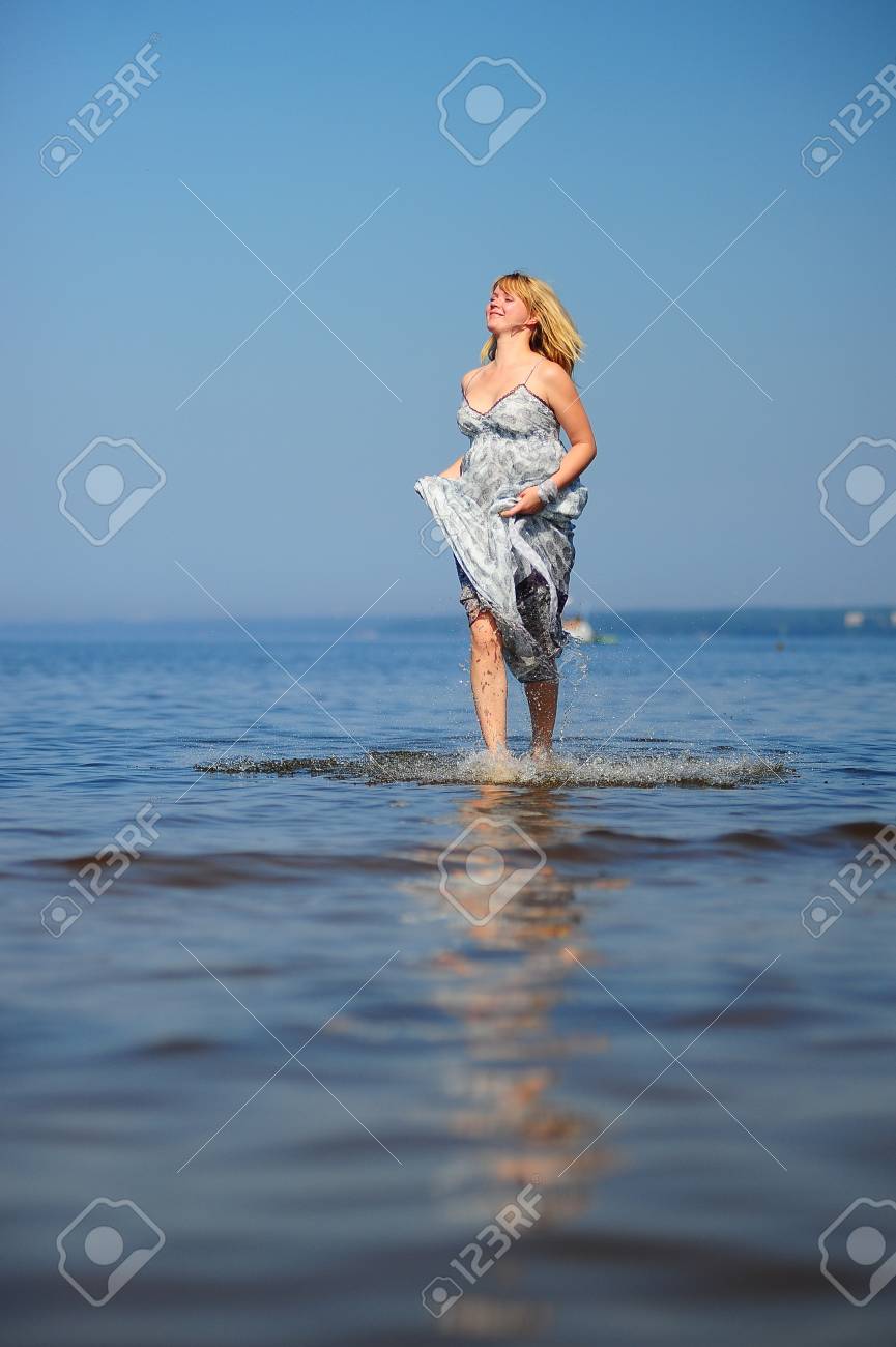 Junge Frau Lauft In Einem Kleid Auf Dem Wasser Lizenzfreie Fotos Bilder Und Stock Fotografie Image 10561586