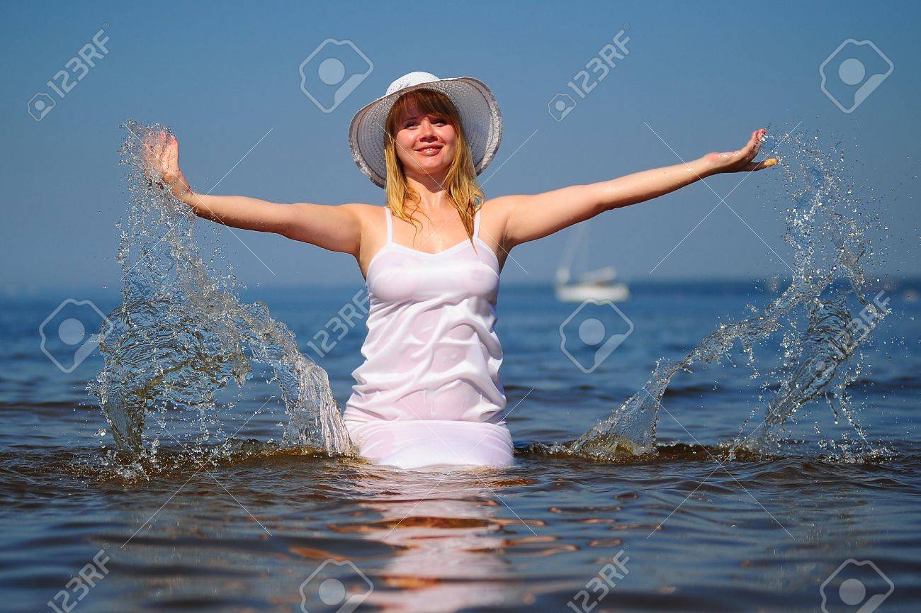 Junge Frau spritzt Junge Frau spritzt