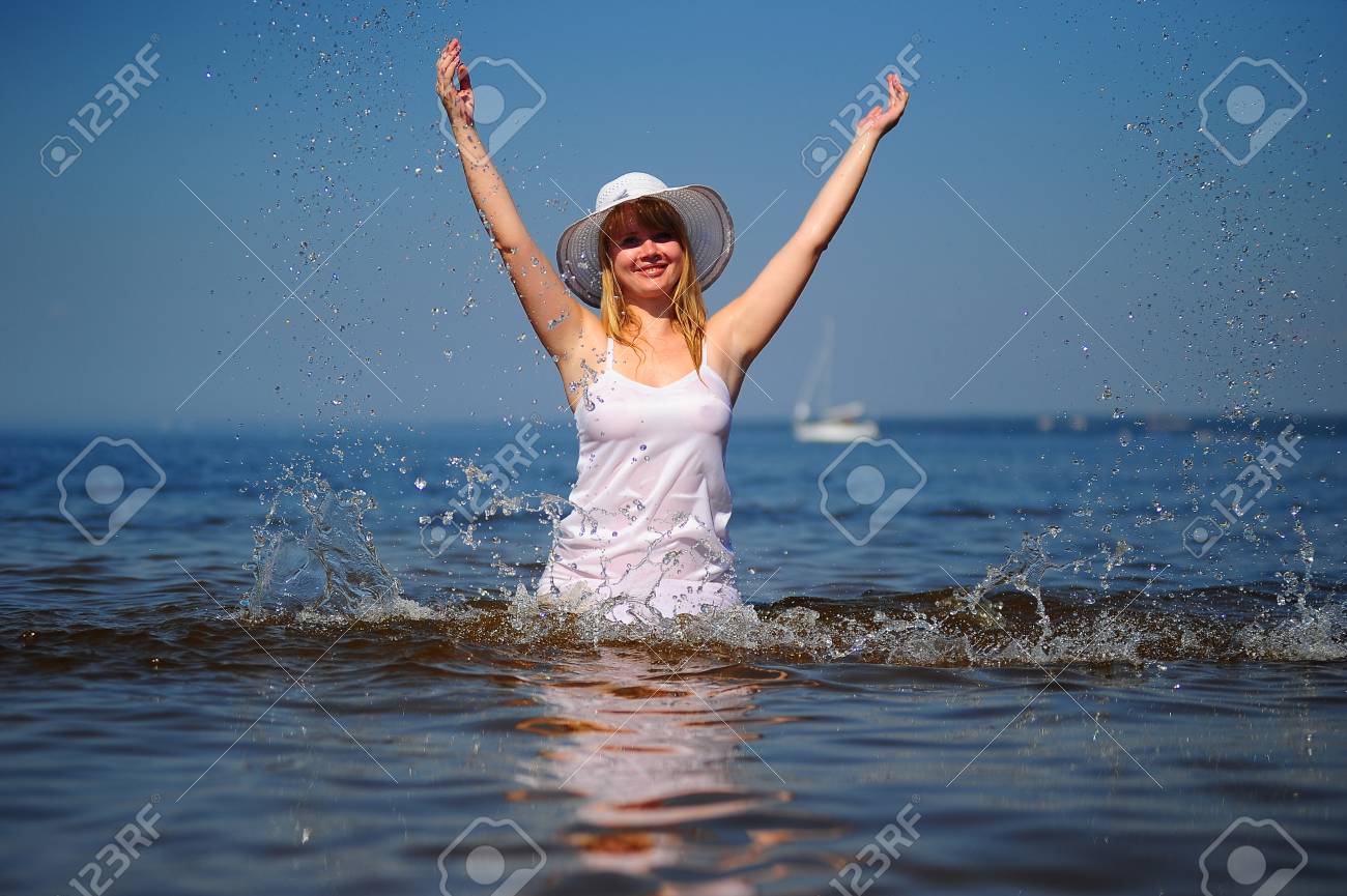 Junge Frau spritzt Junge Frau spritzt