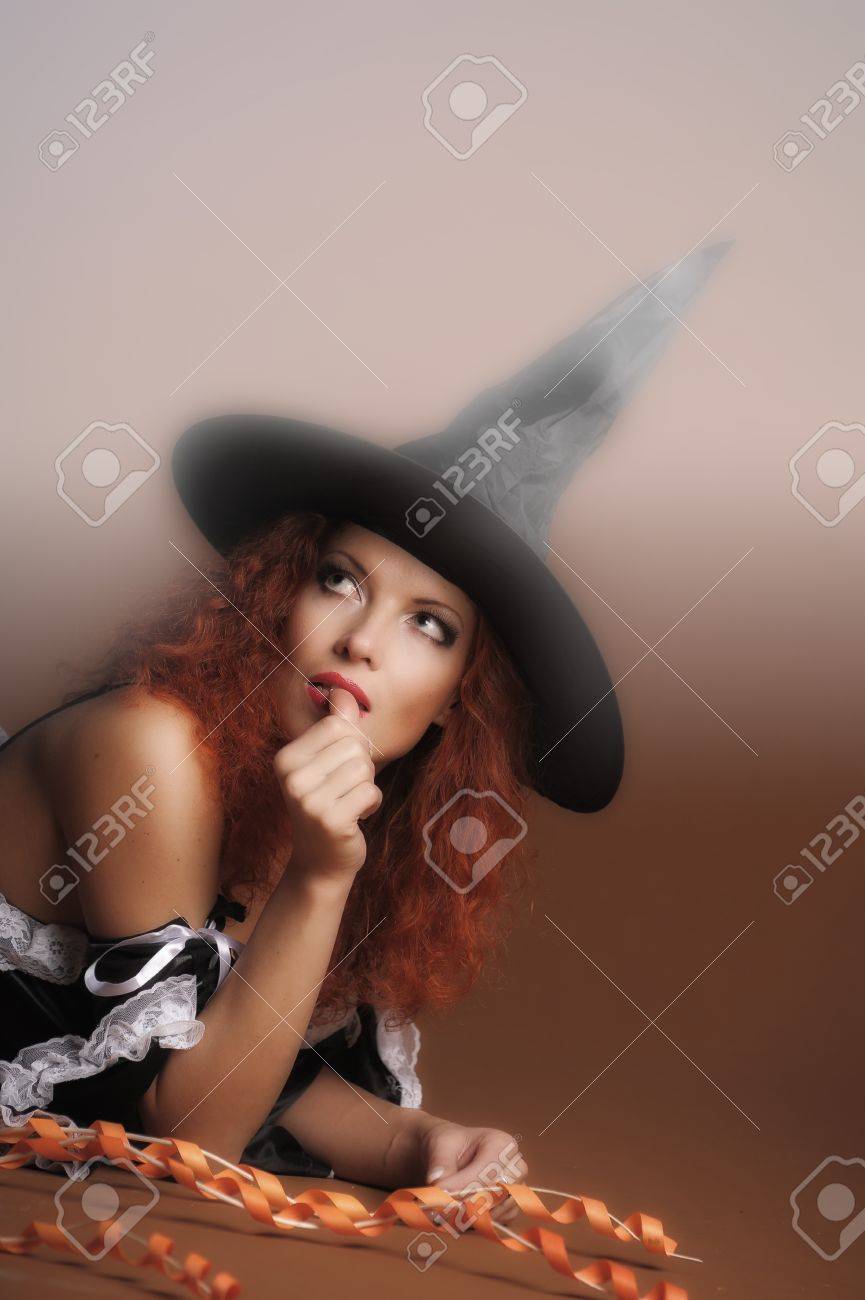 セクシーな赤毛の魔女 の写真素材 画像素材 Image