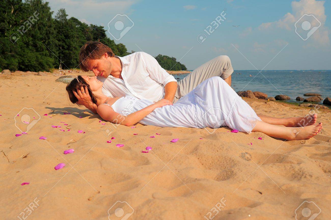 couple kissing while lying on the shore - 11489090 couple kissing while lying on the shore - 11489090