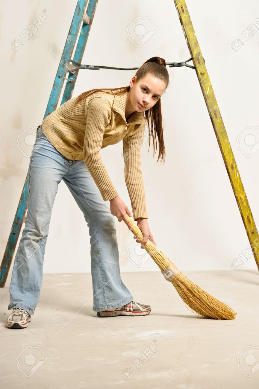 床を掃くほうきで十代の少女 の写真素材 画像素材 Image