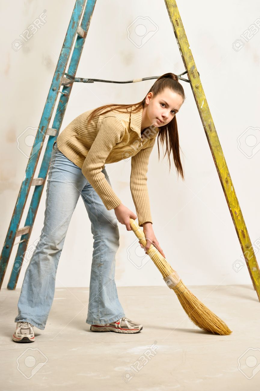 床を掃くほうきで十代の少女 の写真素材 画像素材 Image