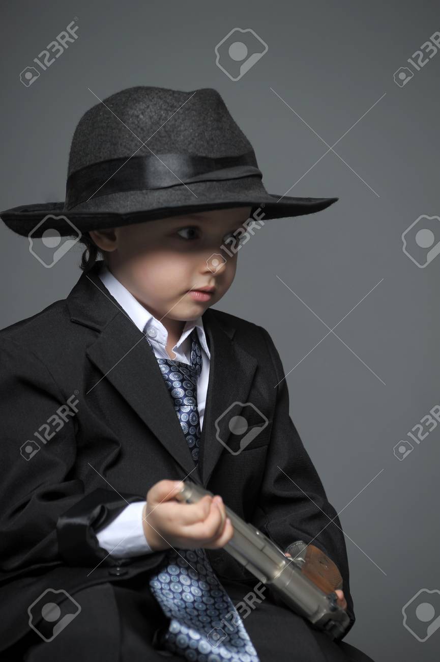 スーツと銃を持った帽子の少年 の写真素材 画像素材 Image
