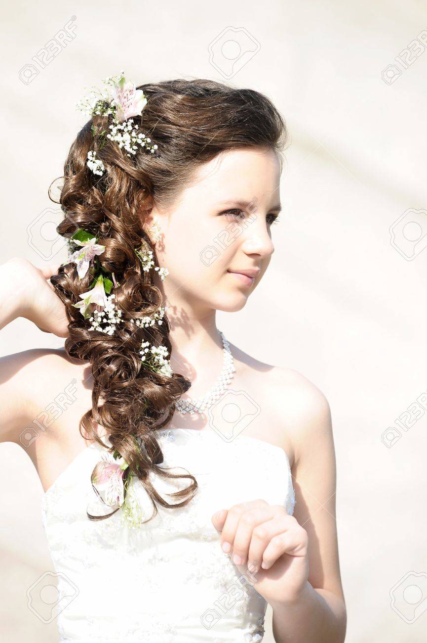 花の結婚式のヘアスタイルを持つ少女 の写真素材 画像素材 Image 花の結婚式のヘアスタイルを持つ少女 の写真素材 画像素材 Image