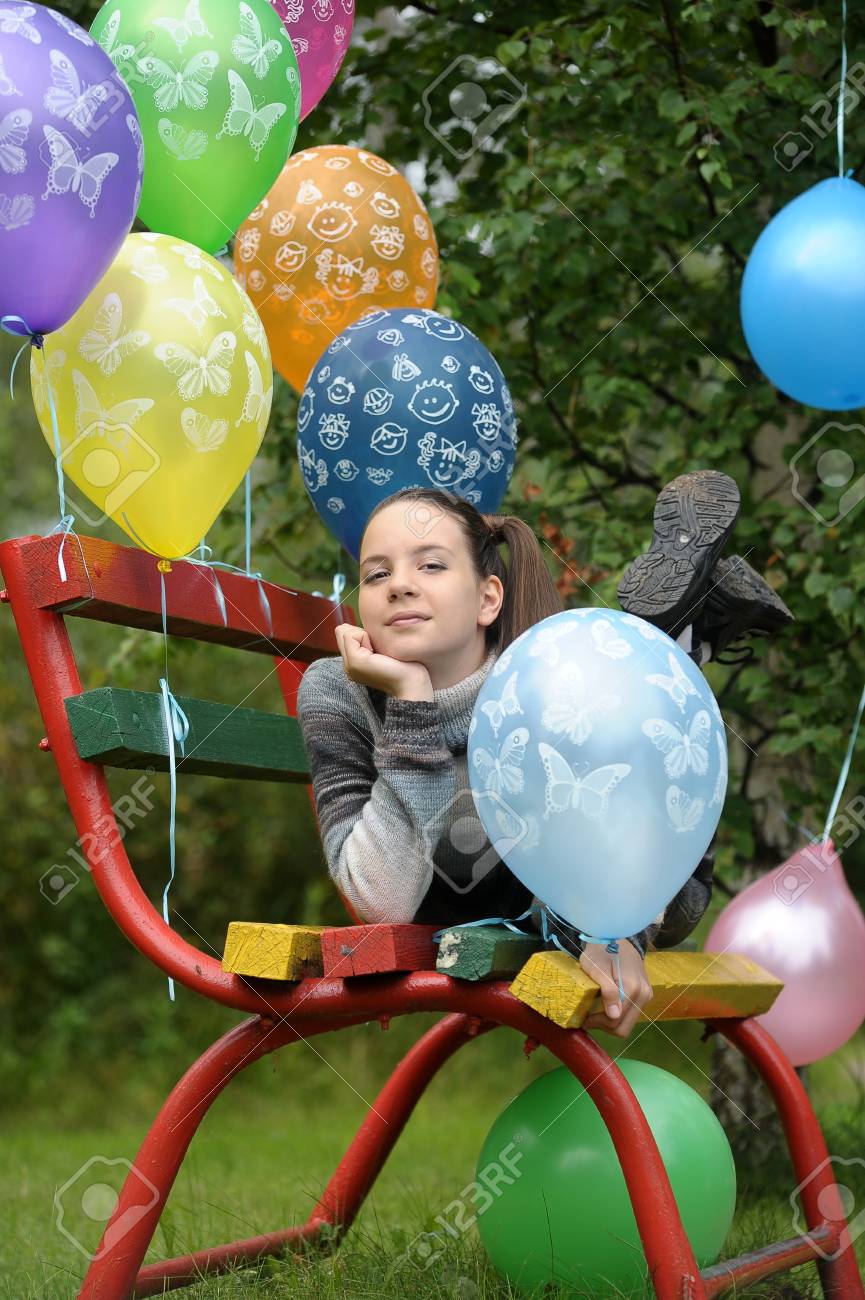 風船の中でかわいい女の子 の写真素材 画像素材 Image