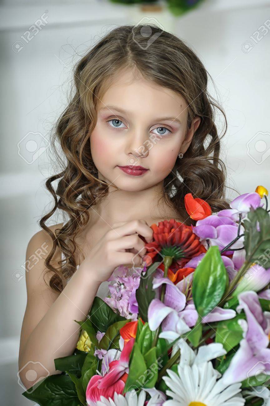 花の花束を持つ少女 の写真素材 画像素材 Image