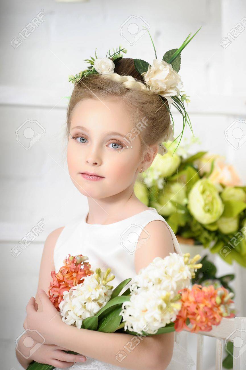 超人気高品質 花束をもつ少女 版画 Hlt No