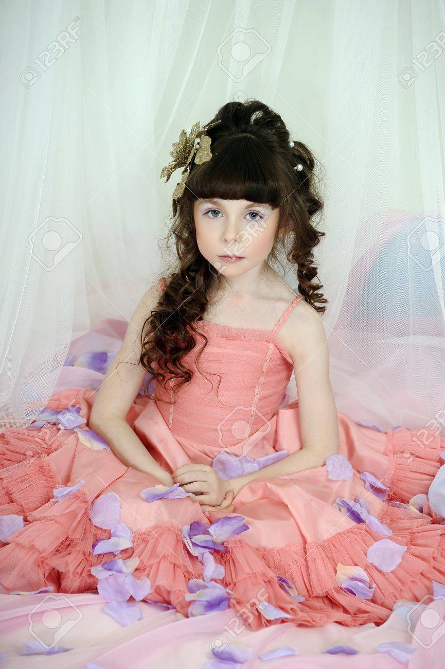 Kleine Niedliche Mädchen Tragen Rosa Kleid Lizenzfreie Fotos Bilder Und Stock Fotografie Image 33603361
