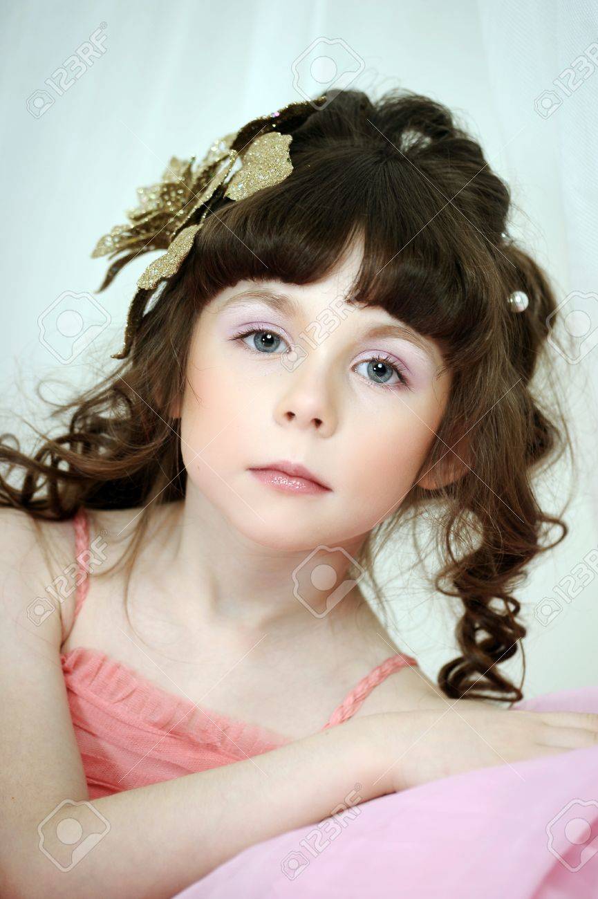 Kleine Niedliche Mädchen Tragen Rosa Kleid Lizenzfreie Fotos Bilder Und Stock Fotografie Image 33603374
