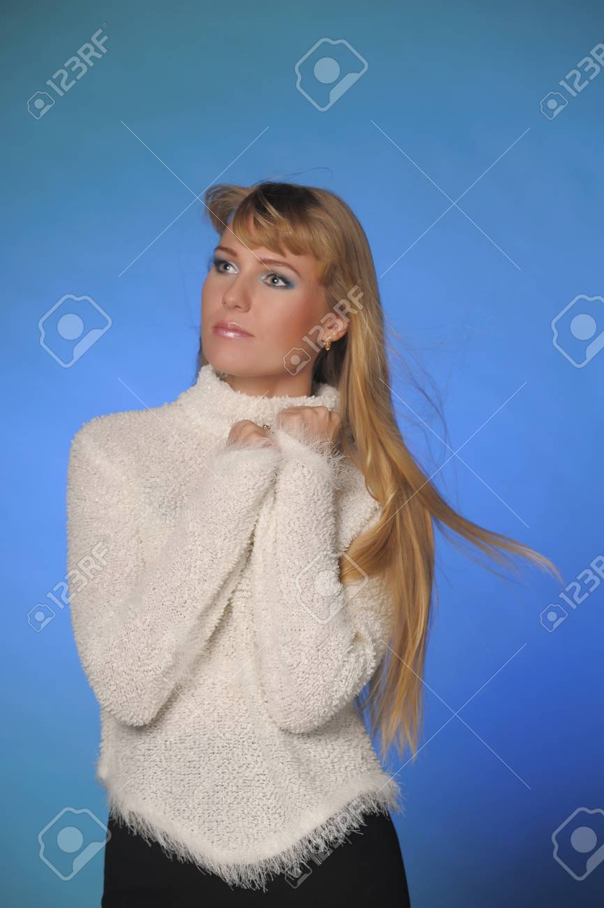 青色の背景に美しい長髪の金髪の女性 の写真素材 画像素材 Image 青色の背景に美しい長髪の金髪の女性 の写真素材 画像素材 Image