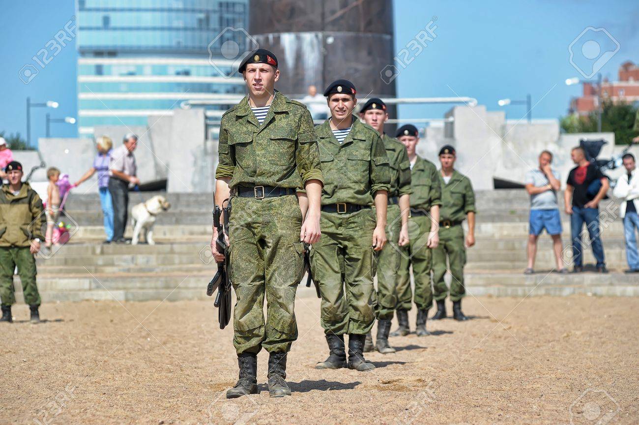 13 年 7 月軍海軍 ロシア サンクト ペテルブルクの日に海兵隊のショー の写真素材 画像素材 Image
