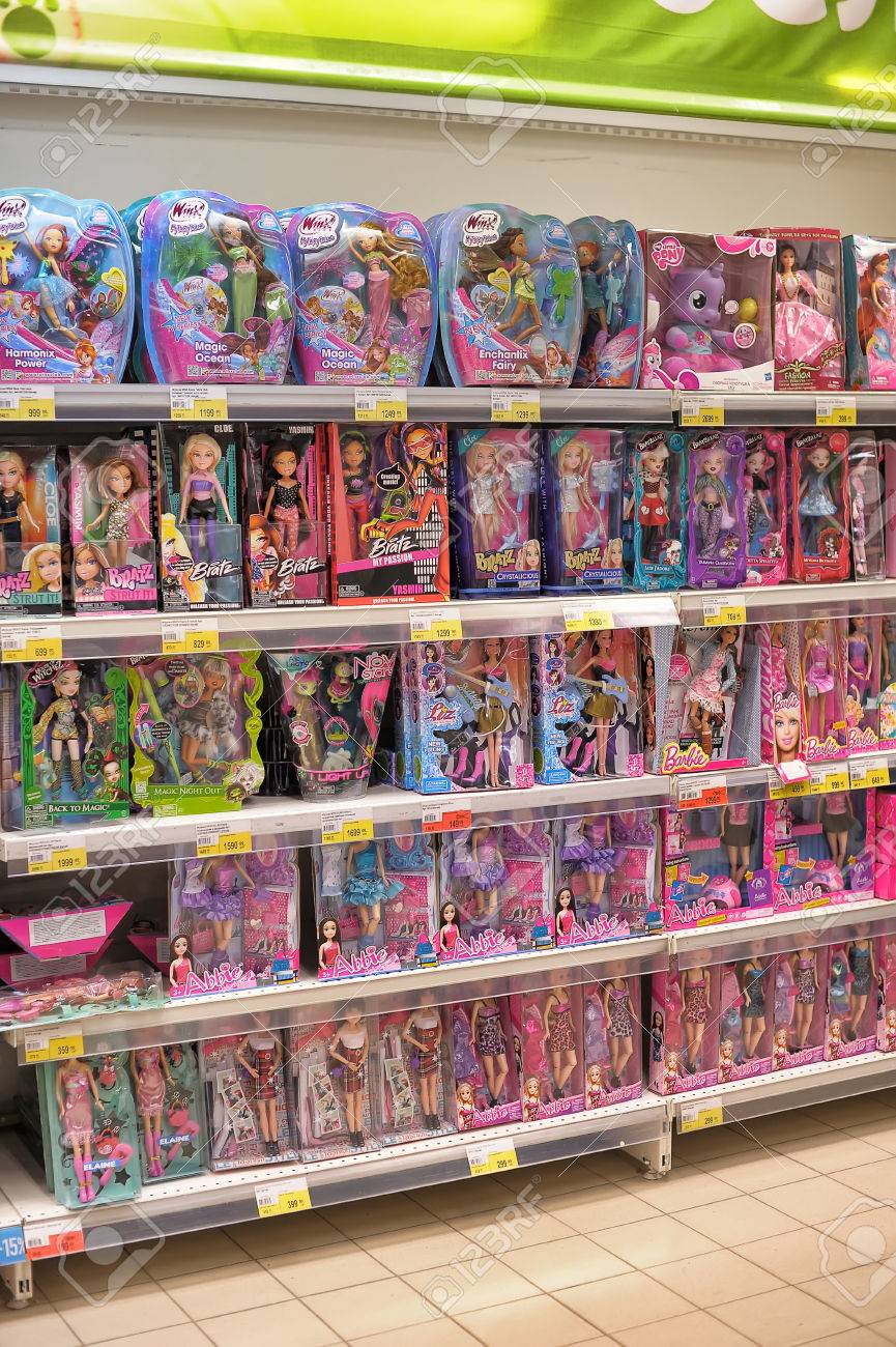 Regale Voller Kinderspielzeug In Einem Italienischen Shop Spielzeug. Toy Store. In Spielzeug Shop. Regalreihen