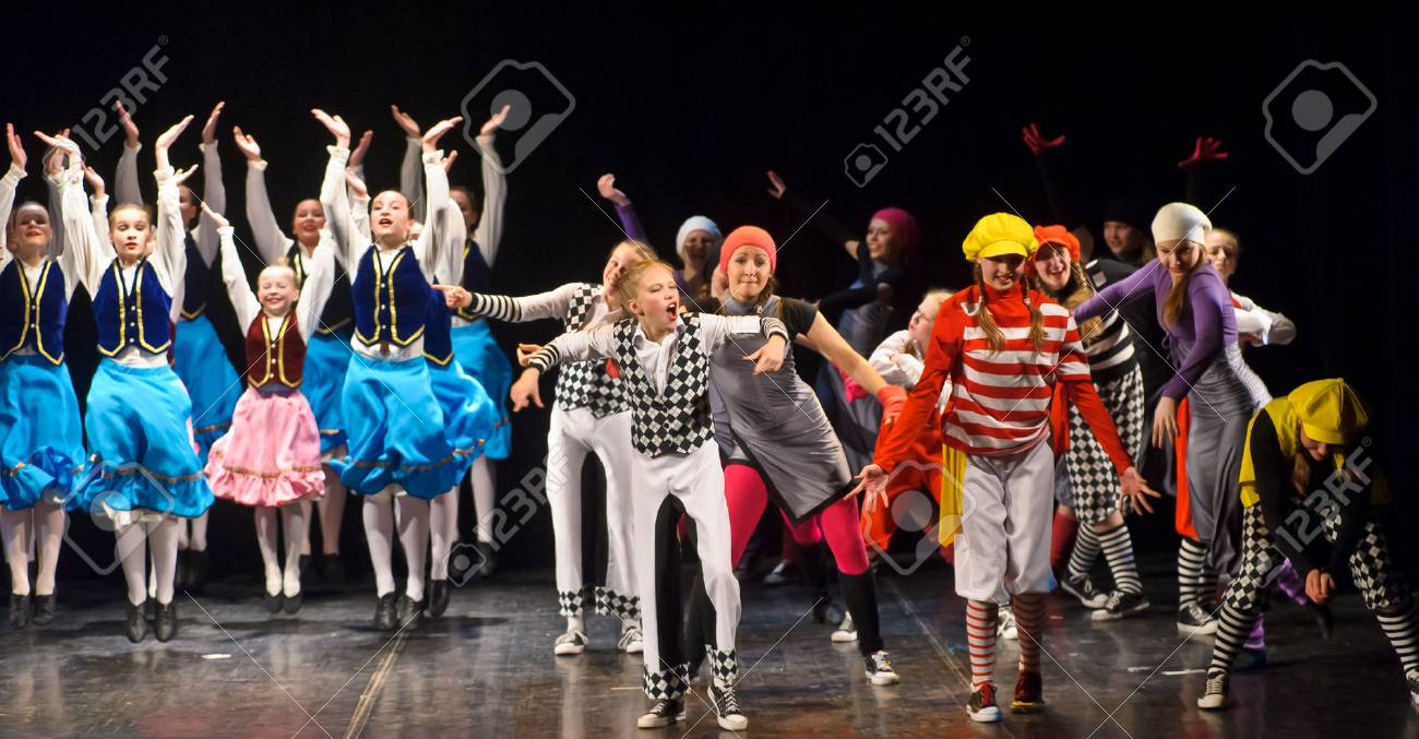 ダンス グループから正体不明の子供 の写真素材 画像素材 Image