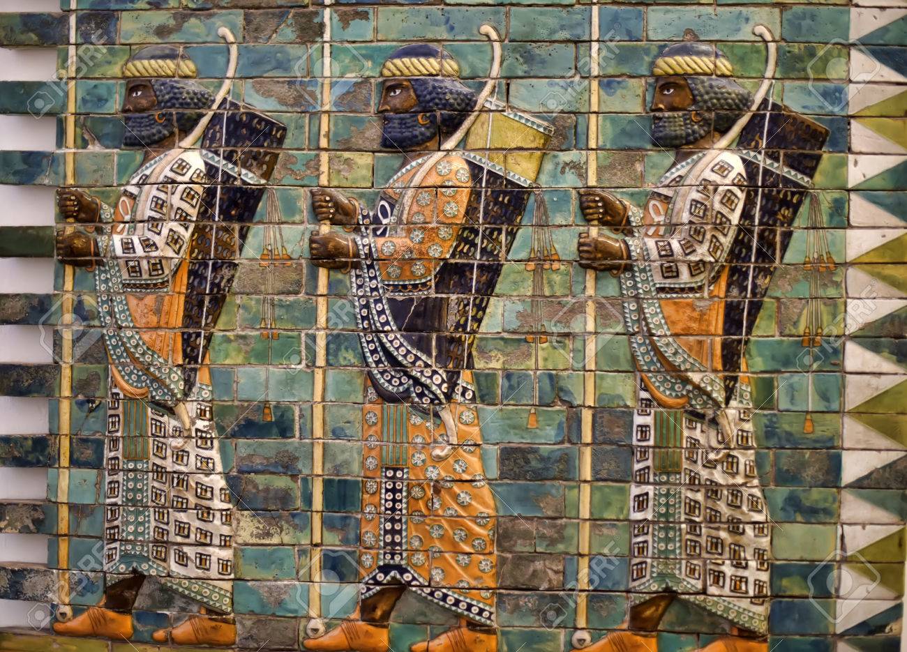 バビロニアの射手 弓と槍を持つこれらの男性は イシュタル門 古代バビロンの門の一つで描かれています 基本の救済は ペルガモン博物館 ベルリン ドイツで再建されました の写真素材 画像素材 Image