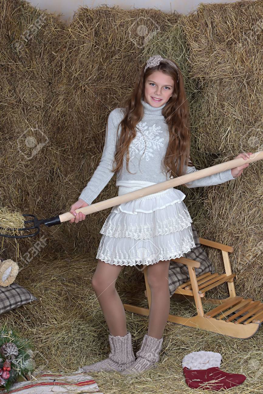 эротическая фотосессия в замке. девушка с вилами. вила девушка. красивые деревенские девушки. деревенские вилы.