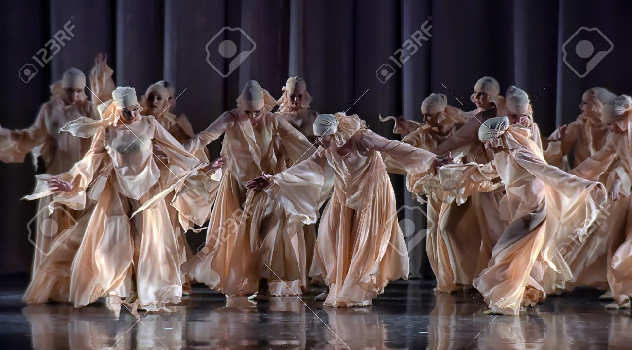 劇場のパフォーマンス ダンス集団 祭 サンクトペテルブルク ロシア の写真素材 画像素材 Image