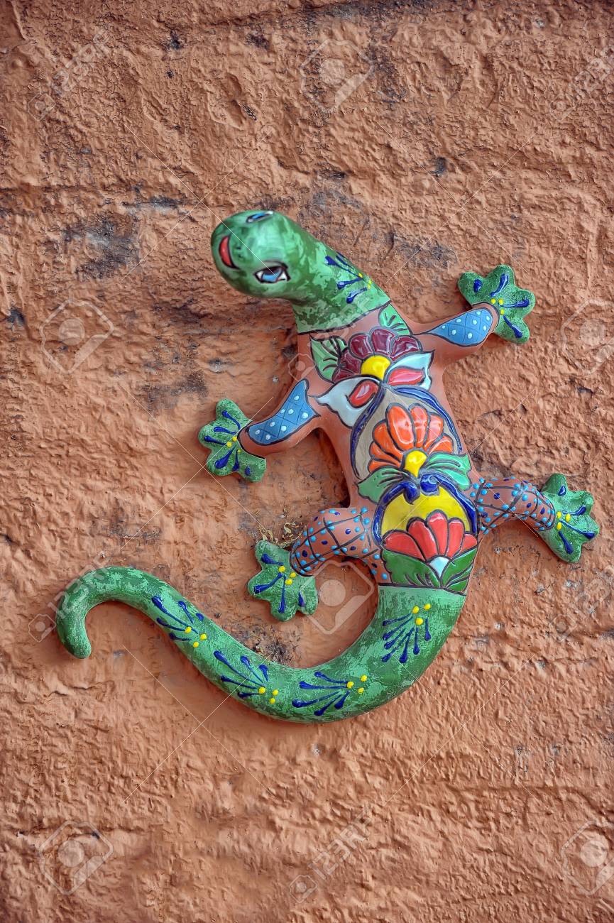 壁にメキシコの陶器トカゲの写真素材・画像素材 Image 95632682