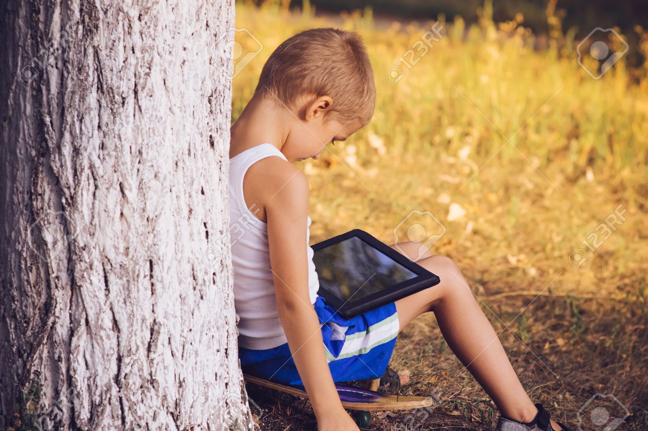 夏の自然背景コンピューター ゲーム依存性概念のライフ スタイルにタブレット Pc 屋外で遊ぶ男の子の子供 の写真素材 画像素材 Image 夏の自然背景コンピューター ゲーム依存性概念のライフ スタイルにタブレット Pc 屋外で遊ぶ男の子の子供 の写真素材 画像素材 Image