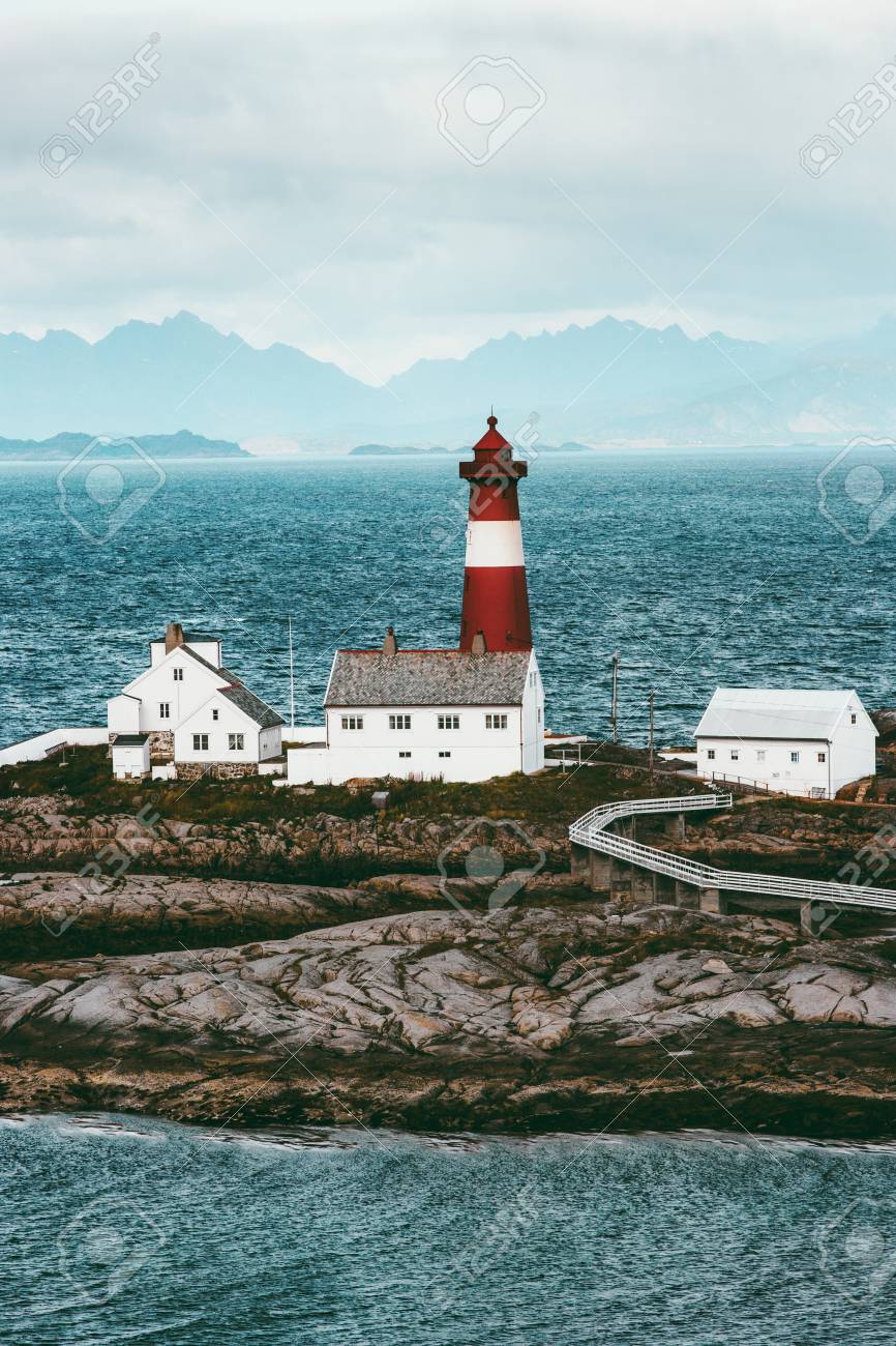 Tranoy 灯台ノルウェー風景海と山旅北欧風景の背景に の写真素材 画像素材 Image 97