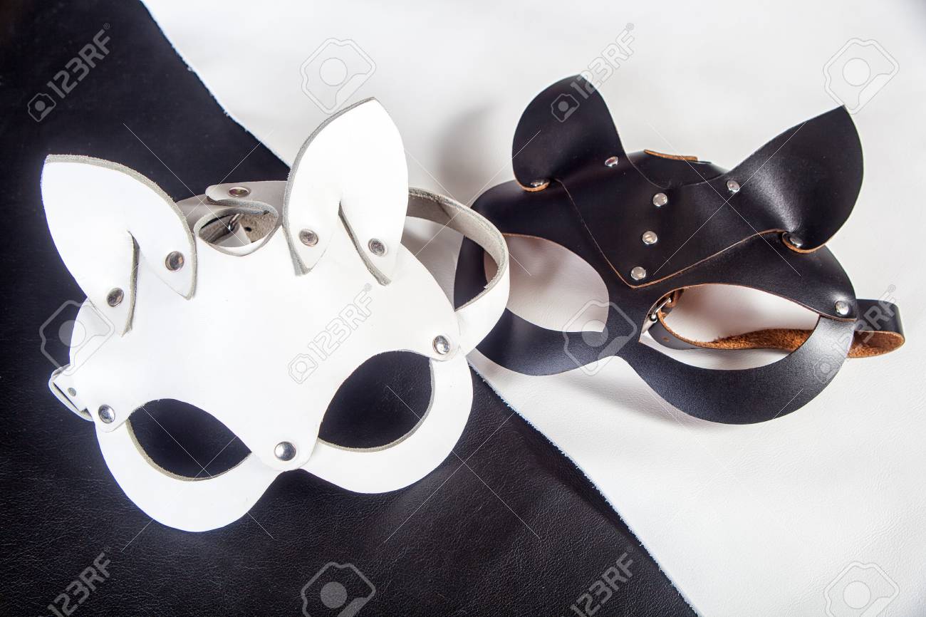 Close Up Deux Masques De Chat à La Main Lièvres De Couleur Noire Et Blanche En Cuir Véritable Pour La Mascarade Nouvel An Sur La Table En Noir Et
