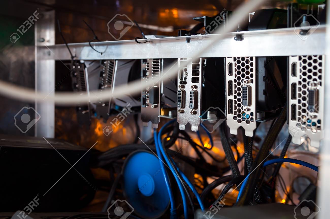 Granja Para La Minería De Moneda Crypto En Primer Plano De Tarjetas De  Video. Dispositivo Para La Minería De La Moneda Criptográfica. Crianza De  Criptomonedas. Máquinas Para La Criptomoneda Minera, Bitcoin. Fotos,