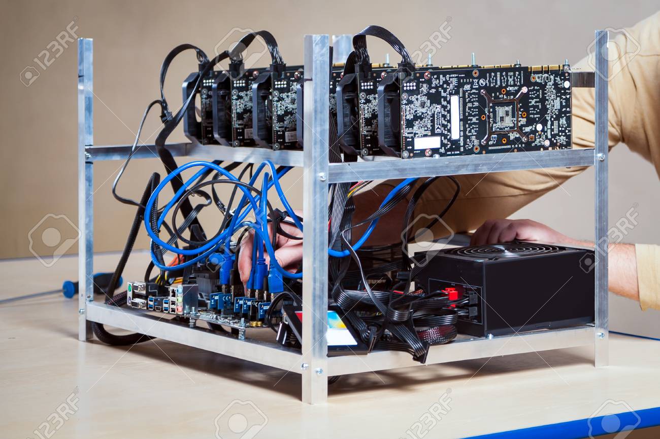 Granja Para La Minería De Moneda Crypto En Primer Plano De Tarjetas De  Video. Dispositivo Para La Minería De La Moneda Criptográfica. Crianza De  Criptomonedas. Máquinas Para La Criptomoneda Minera, Bitcoin. Fotos,