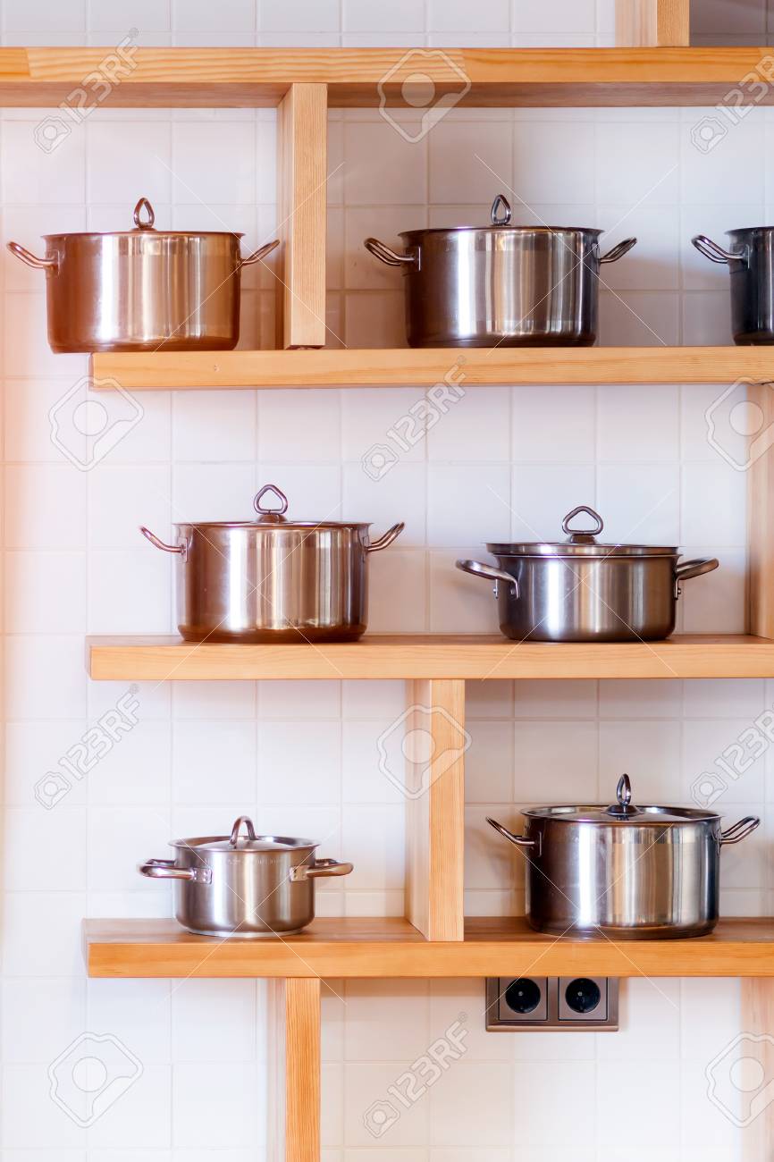 https://previews.123rf.com/images/everyonensk/everyonensk1803/everyonensk180300076/96772906-beautiful-modern-mettalic-new-pans-of-different-sizes-stand-on-wooden-shelves-in-the-kitchen.jpg