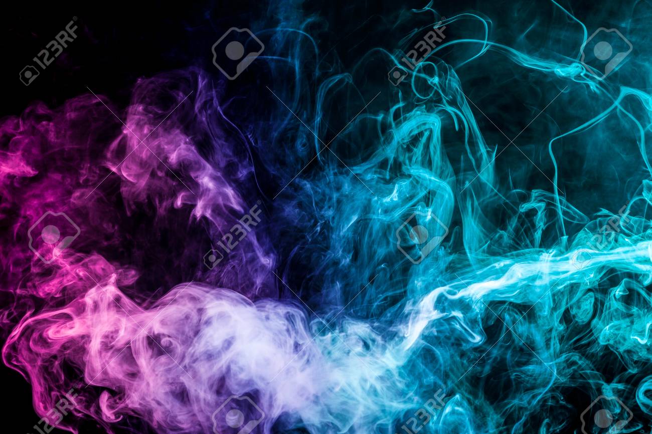 黒い孤立した背景に赤 青 紫の厚いカラフルな煙 煙の煙の背景 の写真素材 画像素材 Image