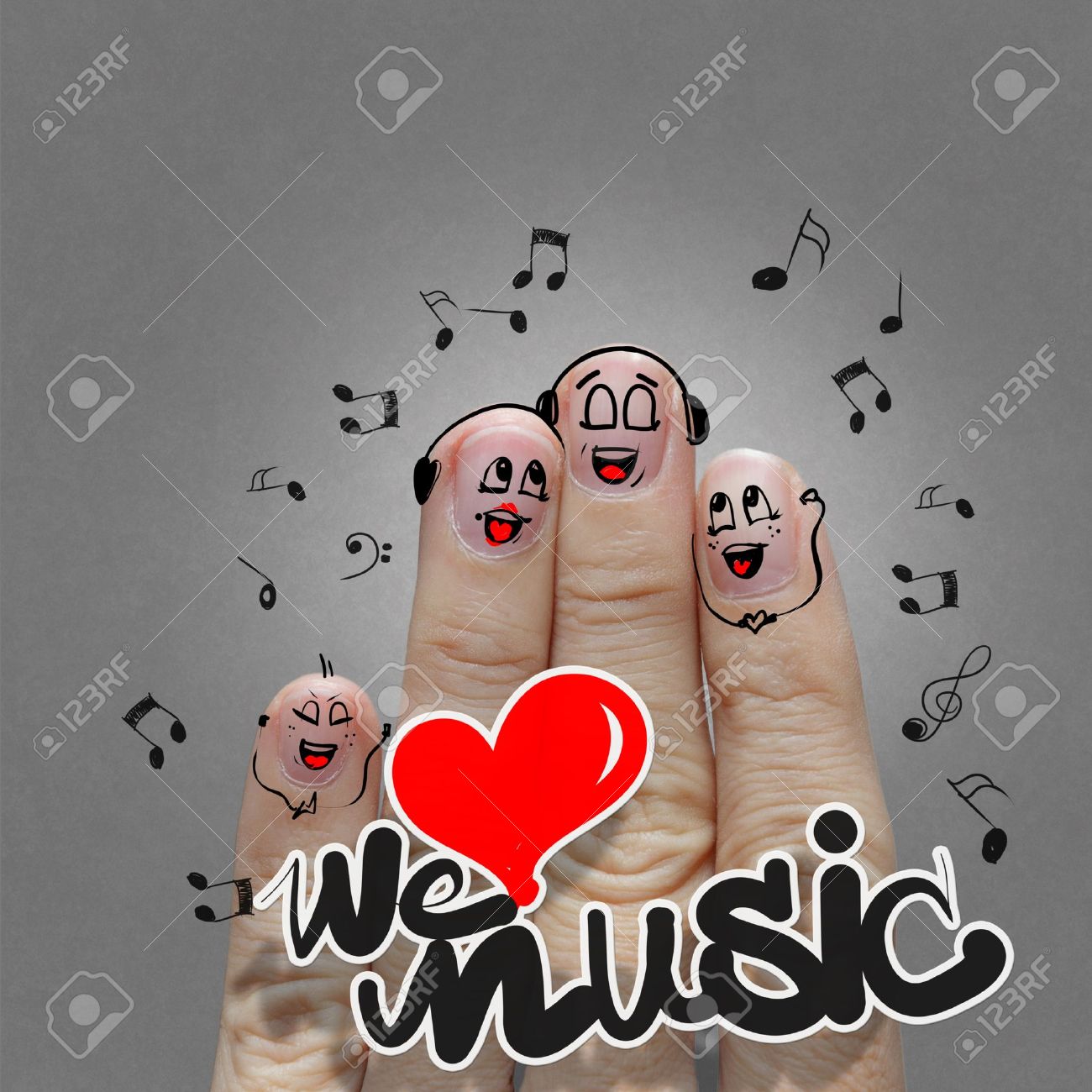 Der Gluckliche Finger Familien Holding Die Wir Lieben Musik Und Singen Ein Lied Lizenzfreie Fotos Bilder Und Stock Fotografie Image 17541883
