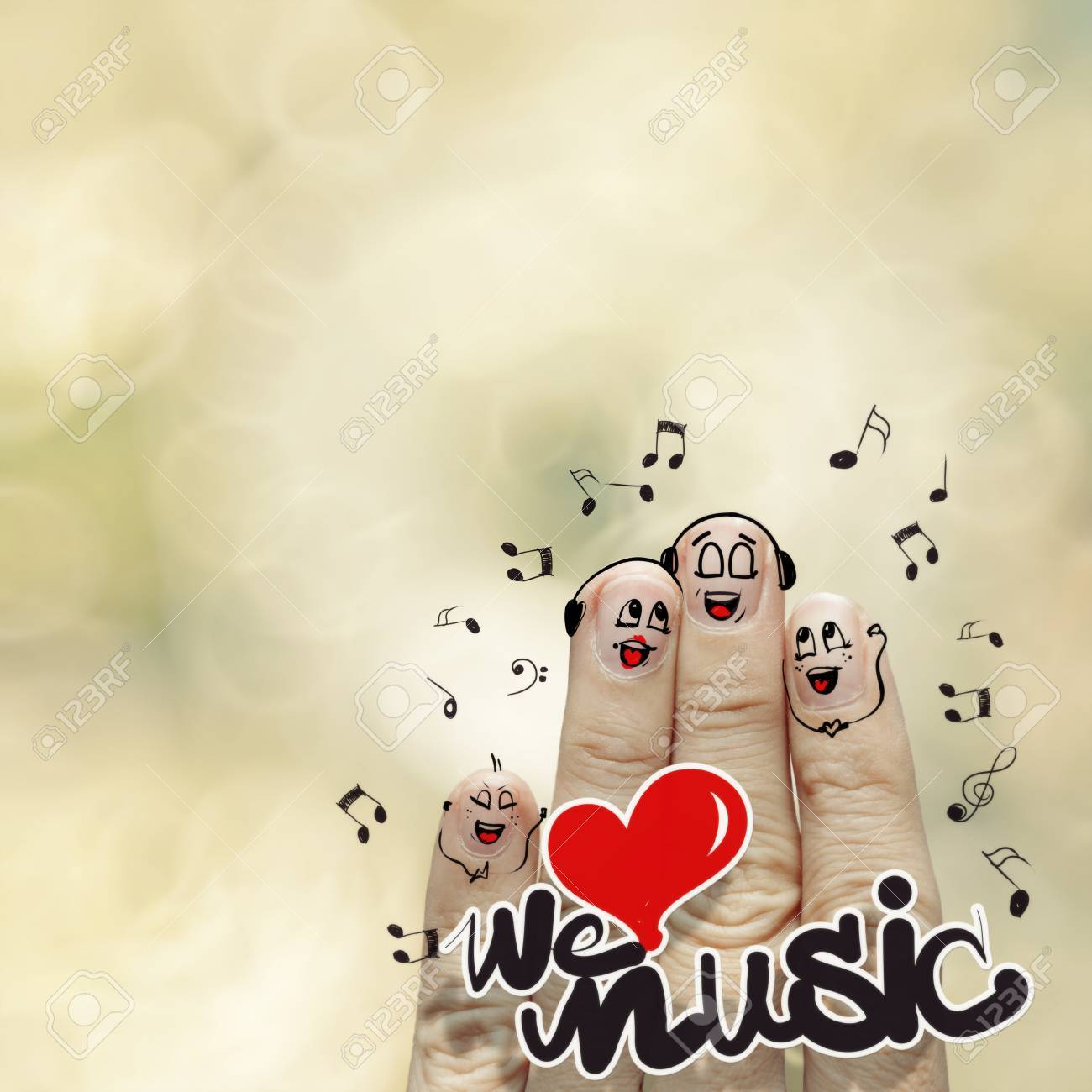 Der Gluckliche Finger Familien Holding Die Wir Lieben Musik Und Singen Ein Lied Lizenzfreie Fotos Bilder Und Stock Fotografie Image 34115656