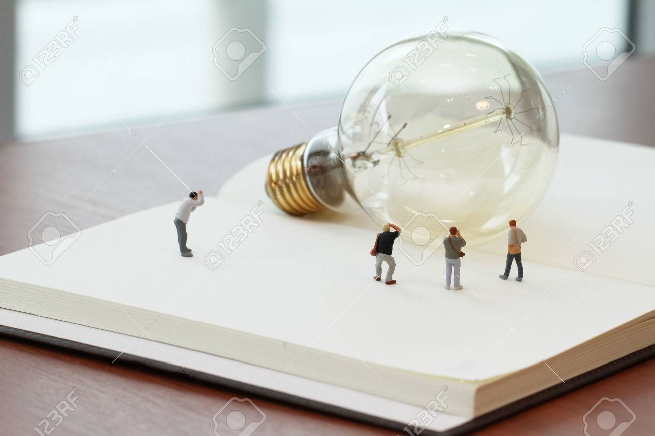 Kreative Idee Konzept Miniatur Fotografen Mit Vintage Gluhbirne Auf Offene Notizbuch Aus Papier Lizenzfreie Fotos Bilder Und Stock Fotografie Image