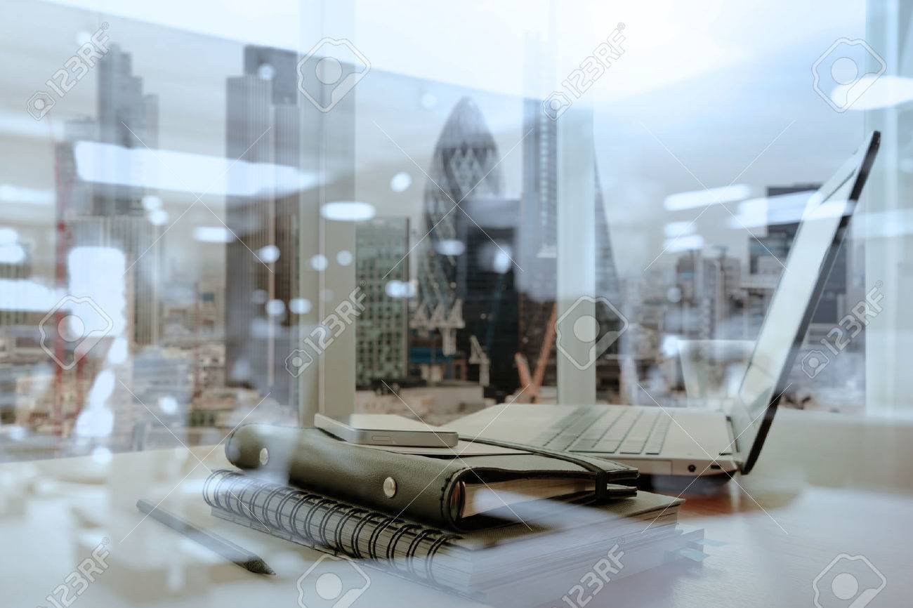 ノート パソコンとスマート フォン木製テーブルとロンドン市内に仕事場がぼやけて背景 の写真素材 画像素材 Image ノート パソコンとスマート フォン木製テーブルとロンドン市内に仕事場がぼやけて背景 の写真素材 画像素材 Image