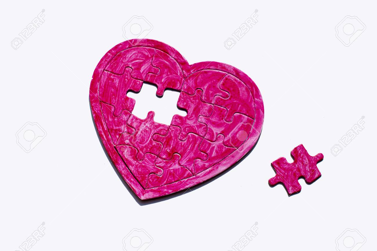 Herz Puzzle Bild Eines Herzens Mit Einem Fehlenden Stuck Des Puzzles Das Symbol Der Liebe Sucht Lizenzfreie Fotos Bilder Und Stock Fotografie Image 45455026