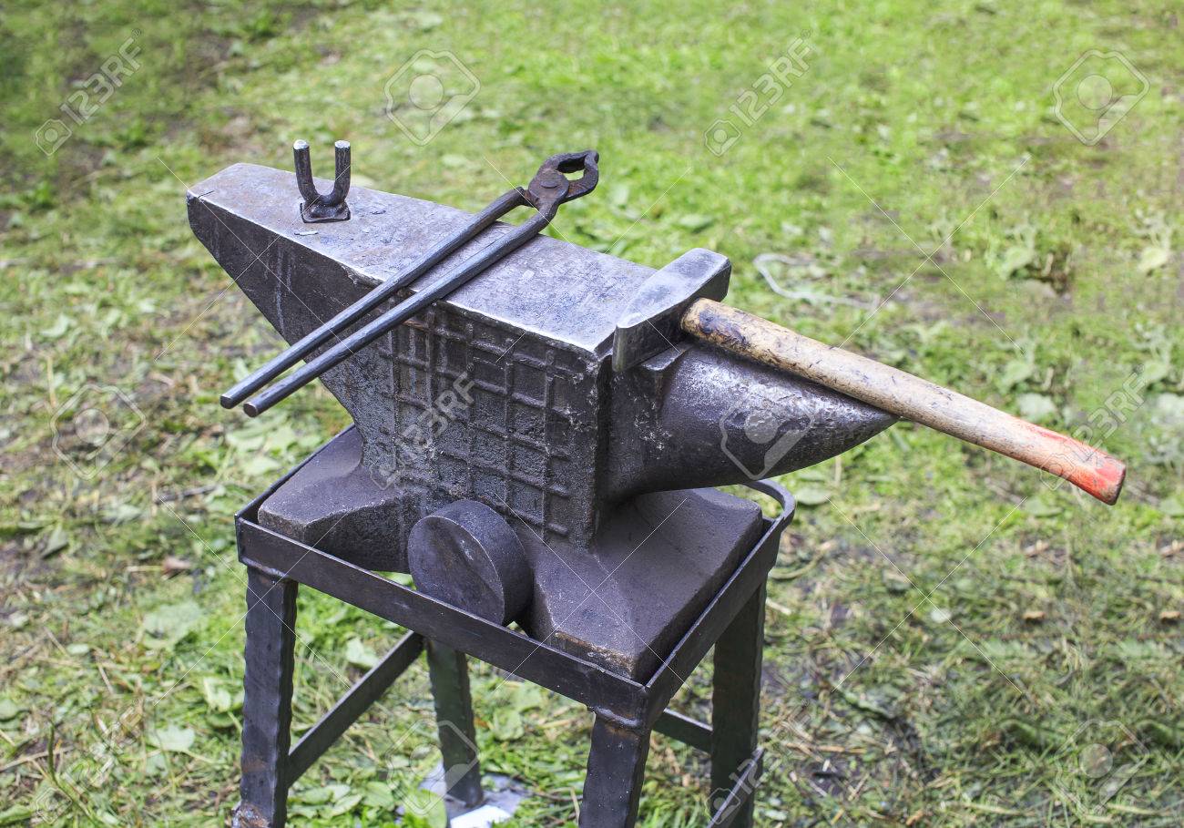 鍛冶屋の金床アンビル 金床 角付き 作業台 叩き台