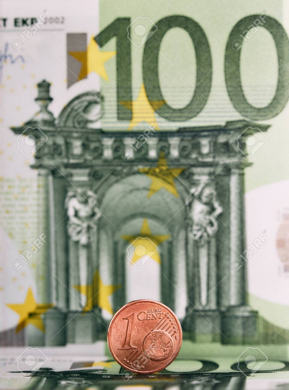 1ユーロセント対100ユーロ紙幣、コイン、単一のヨーロッパ通貨の紙幣。お金の背景。の写真素材・画像素材 Image 137740160