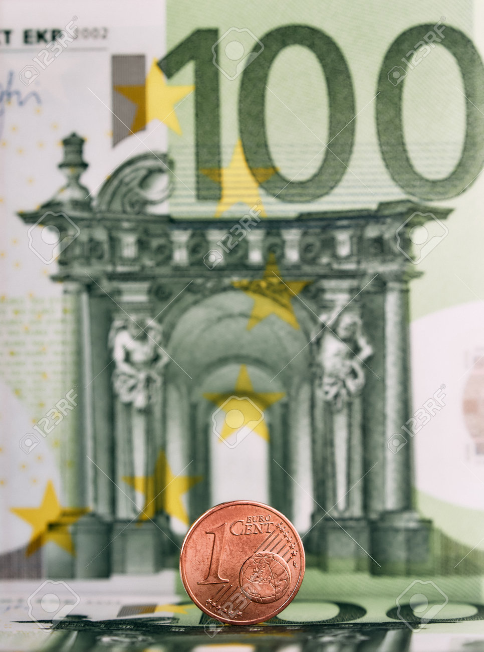 単一のヨーロッパ通貨の100ユーロ紙幣、硬貨、紙幣に対して1ユーロセント。お金の背景。の写真素材・画像素材 Image 178096920