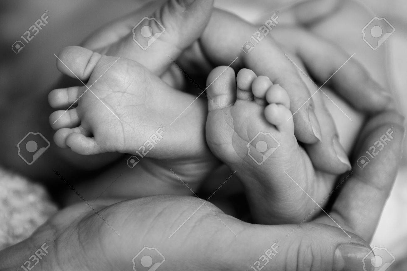 Pieds De Bebe Entre Les Mains De La Mere En Noir Et Blanc Se Concentrer Sur Les Orteils De Pied Gauche Banque D Images Et Photos Libres De Droits Image Pieds De Bebe Entre Les Mains De La Mere En Noir Et Blanc Se Concentrer Sur Les Orteils De Pied Gauche Banque D Images Et Photos Libres De Droits Image