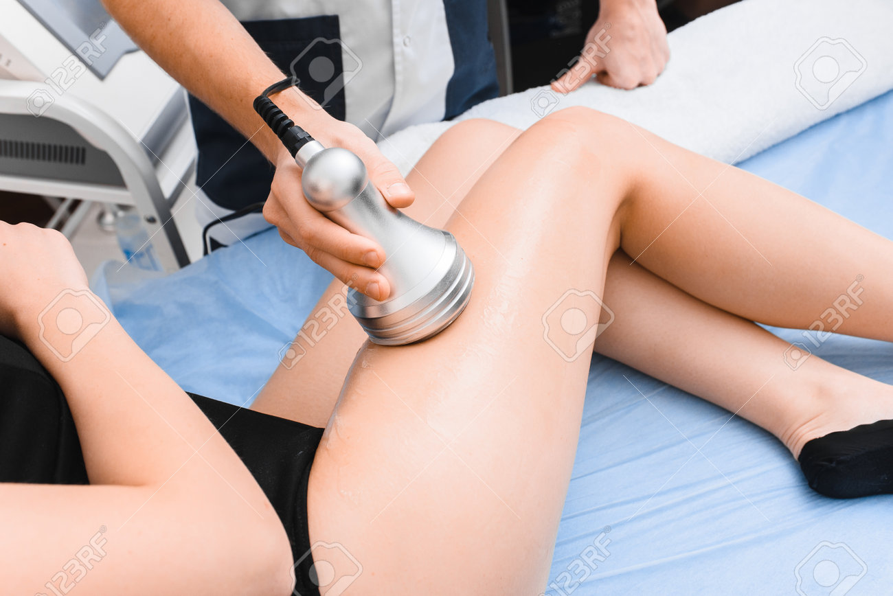 若いガール 太もも 医者は超音波で若い女の子の太ももをマッサージしますクローズアップの写真素材・画像素材 Image 166846255