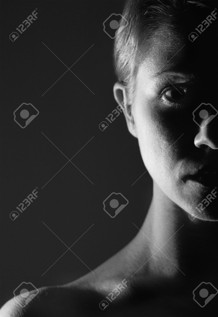暗い モノクロで女の子の顔の半分 の写真素材 画像素材 Image