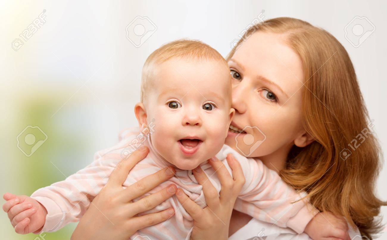 幸せな家族 赤ちゃんを持つ若い母親 の写真素材 画像素材 Image 13