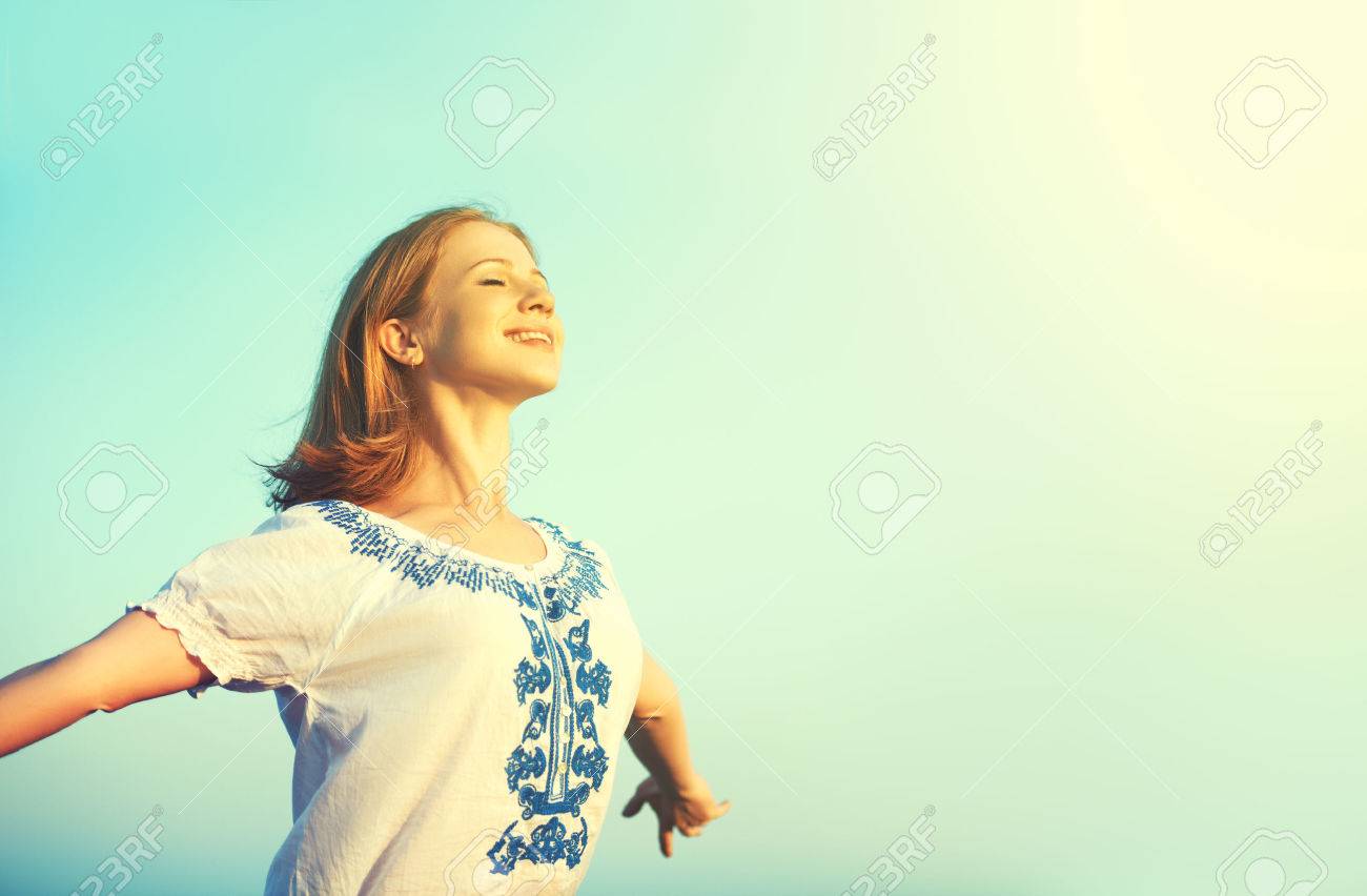 幸せな若い女性 空と生活を楽しむに彼女の腕を開く の写真素材 画像素材 Image 幸せな若い女性 空と生活を楽しむに彼女の腕を開く の写真素材 画像素材 Image
