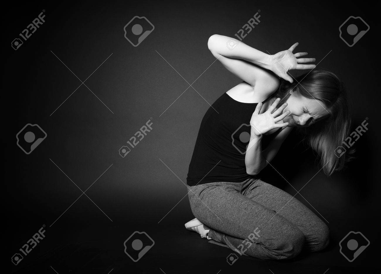 若い女性のうつ病 不安 絶望 孤独を経験します の写真素材 画像素材 Image 若い女性のうつ病 不安 絶望 孤独を経験します の写真素材 画像素材 Image