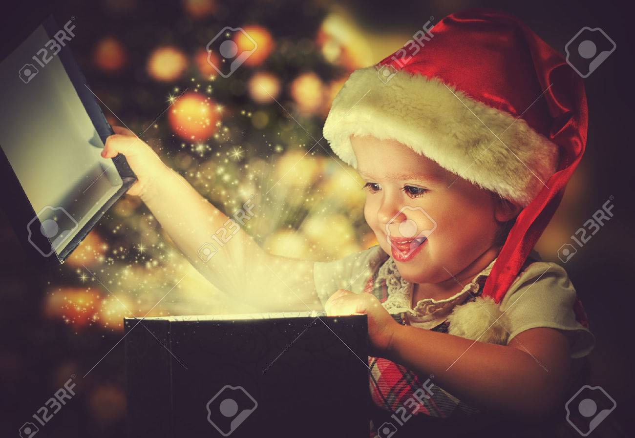 クリスマスの奇跡 魔法のギフト用の箱および女の子の赤ちゃん の写真素材 画像素材 Image
