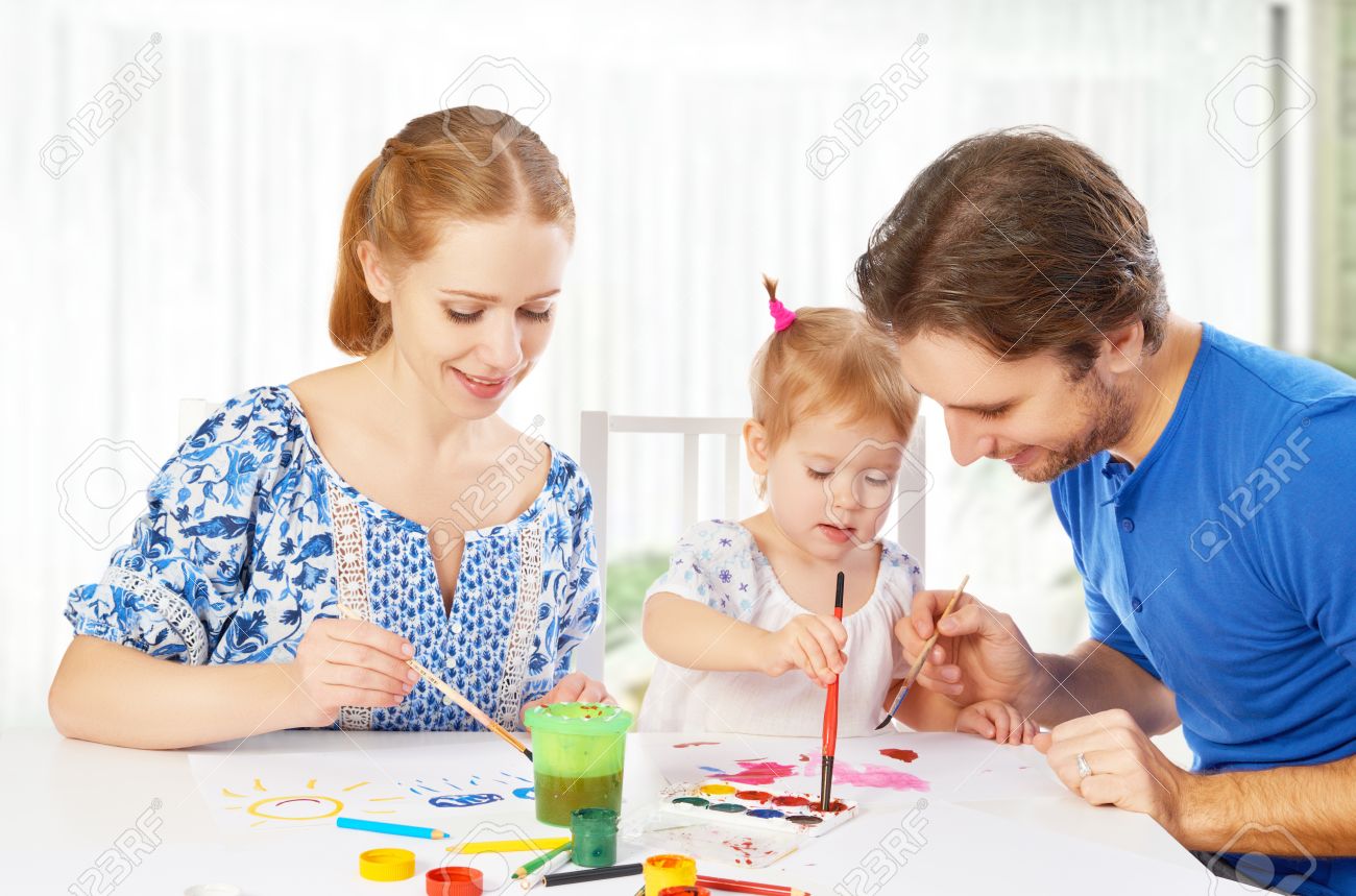 Familia Feliz Madre Padre E Hija Bebe Nino Dibujar Pinturas Fotos Retratos Imagenes Y Fotografia De Archivo Libres De Derecho Image Familia Feliz Madre Padre E Hija Bebe Nino Dibujar Pinturas Fotos Retratos Imagenes Y Fotografia De Archivo Libres De Derecho Image