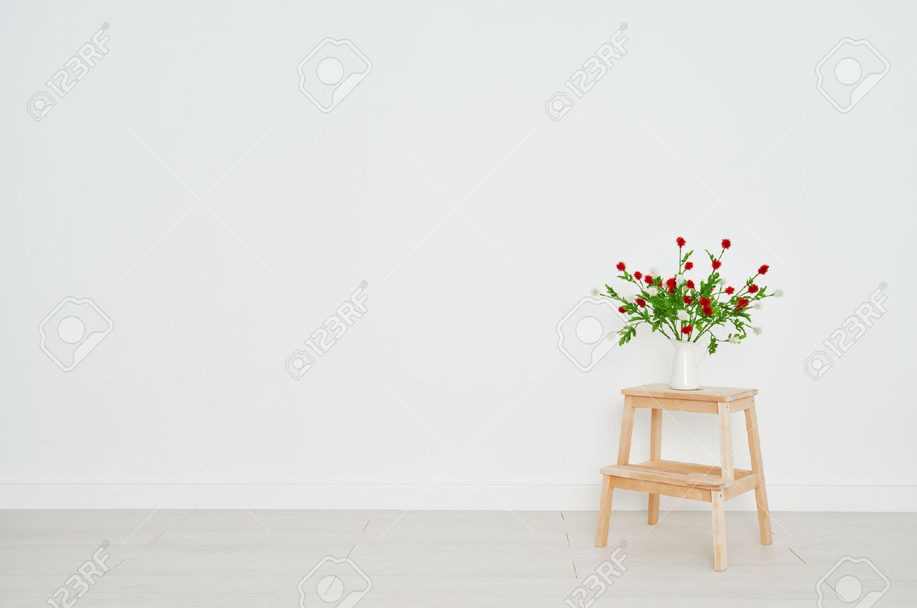 空の部屋で背景の白いレンガ壁に脚立上の花の花束の概念 の写真素材 画像素材 Image