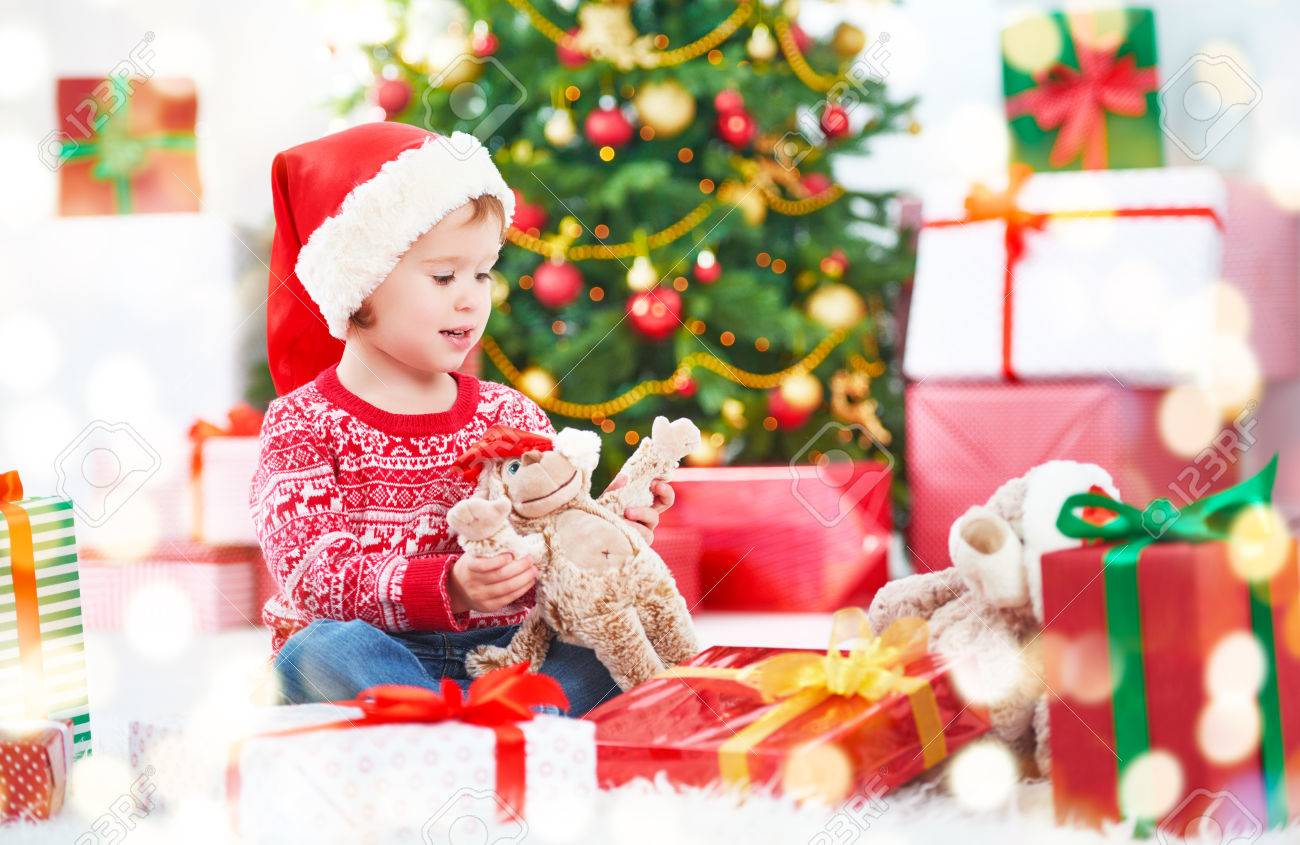 幸せな子供女の子クリスマス プレゼント クリスマス ツリーの近くで の写真素材 画像素材 Image 幸せな子供女の子クリスマス プレゼント クリスマス ツリーの近くで の写真素材 画像素材 Image