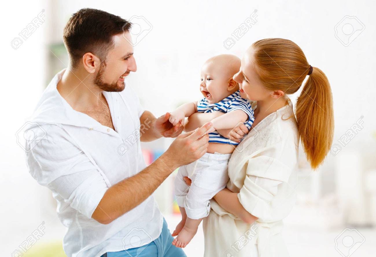 Mere De Famille Heureuse Le Pere Et Le Fils Bebe Enfant A La Maison Banque D Images Et Photos Libres De Droits Image
