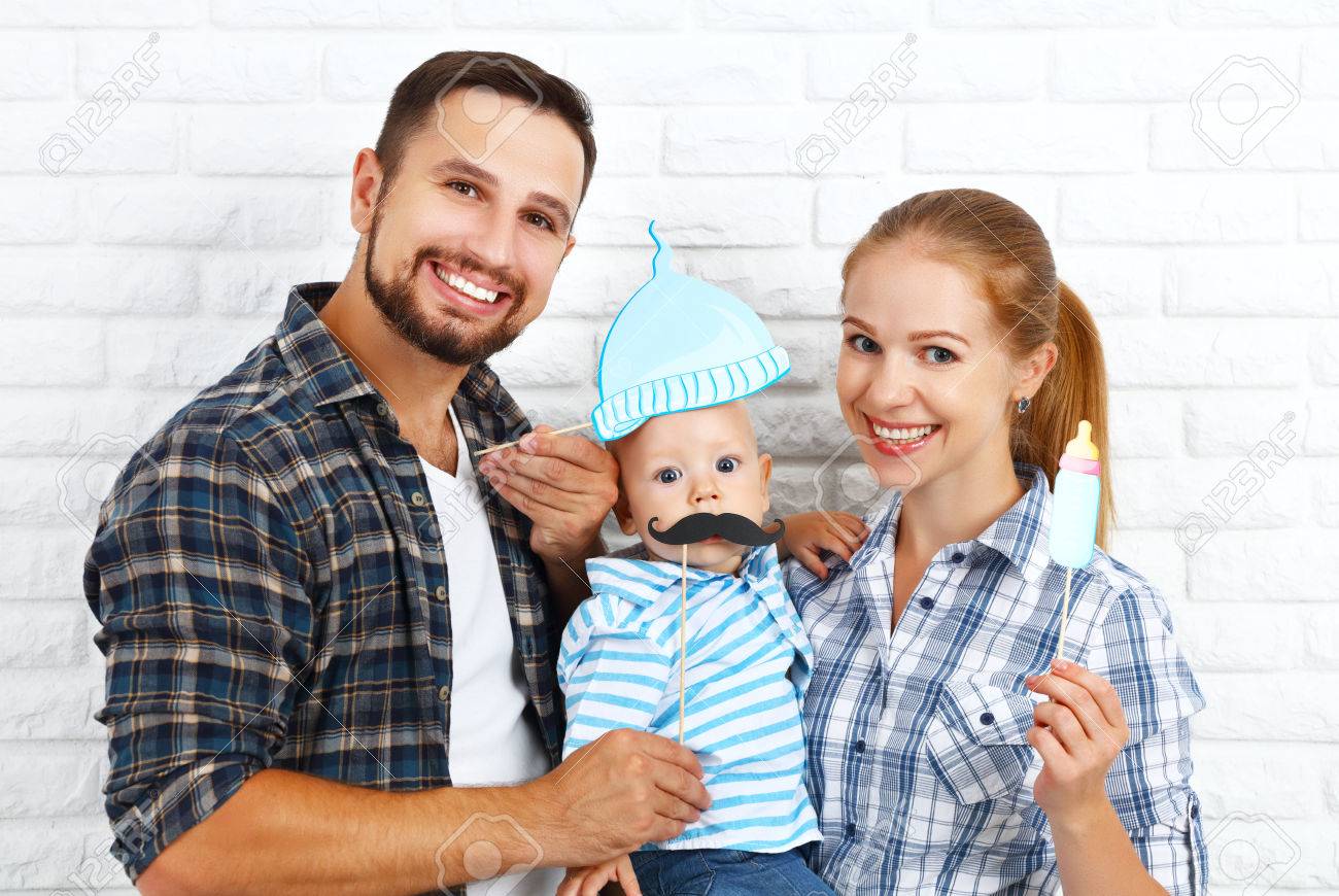 面白い家族母父と口ひげと赤ちゃん の写真素材 画像素材 Image
