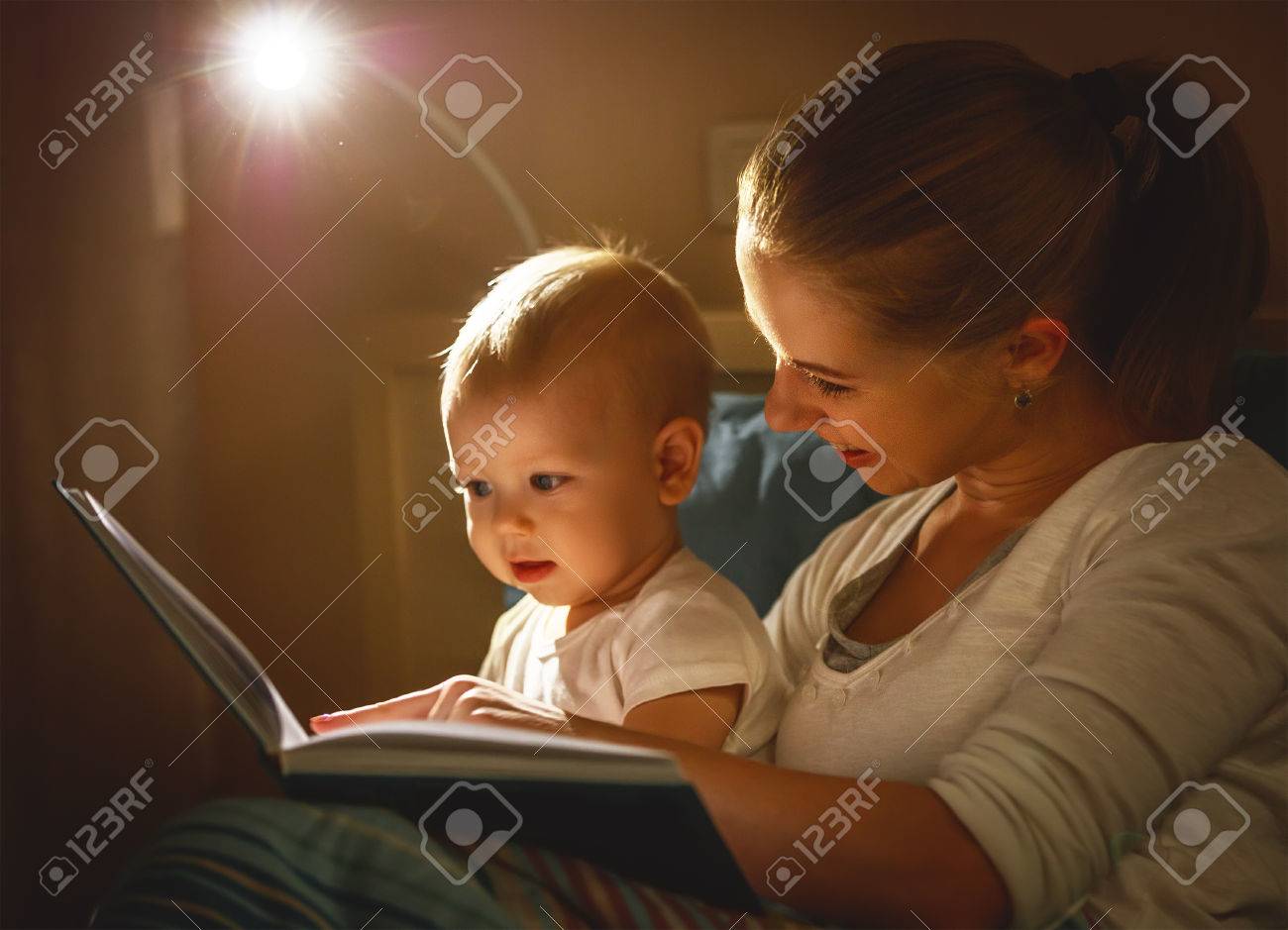 母と赤ちゃん Sonreading 寝る前にベッドで本 の写真素材 画像素材 Image